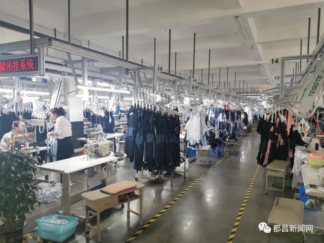 富德士服飾公司 匠心制鞋帽，日夜趕訂單的背后